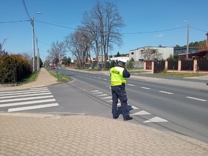 Policjanci podczas działań na drodze