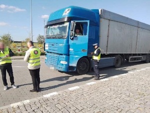 Wspólnie kontrole pojazdów ciężarowych przez policjanta i inspektora ochrony środowiska