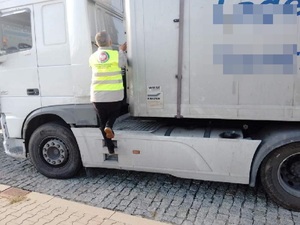 Wspólnie kontrole pojazdów ciężarowych przez policjanta i inspektora ochrony środowiska
