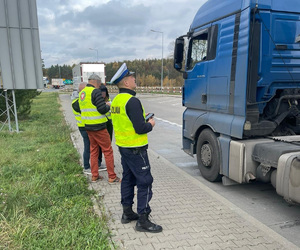 Policjanci i inspektorzy ochrony środowiska podczas kontroli pojazdu ciężarowego