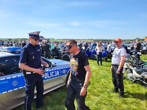 Policjanci ruchu drogowego podczas zabezpieczania imprezy motocyklowej