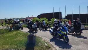 Policjanci ruchu drogowego podczas zabezpieczania imprezy motocyklowej
