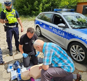 Policjanci podczas wspólnych działań z ratownikami. Pokaz udzielania pierwszej pomocy