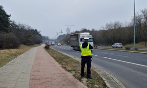 Policjanci podczas działań na drodze K-62