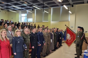 Komendant Miejski Policji we Włocławku podczas uroczystego zakończenia roku szkolnego dla uczniów klas maturalnych, w tym mundurowych w Zespole Szkół Akademickich we Włocławku