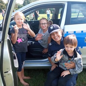 policjantka z dziećmi przy radiowozie