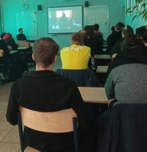 uczniowie oglądają film na spotkaniu