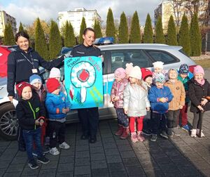 policjantki z dziećmi stoją przy radiowozie