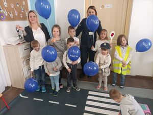 przedszkolaki z balonikami i policjantką