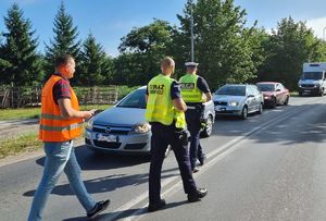 policjant i SOK idą w kierunku pojazdu