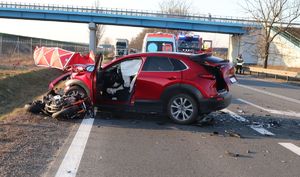 motocykl wbity w mazdę