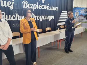 policjantka mówi do dzieci na sali gimnastycznej