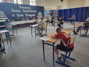 dzieci piszą egzamin na sali