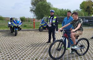 uczeń pokonuje tor przeszkód