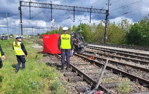 policjantki stoją przy pojeździe na torach kolejowych