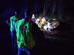 policjanci i strażacy stoją przy seacie