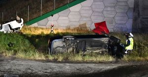 policjant robi oględziny pojazdu