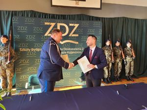 komendant podaje rękę dyrektorowi