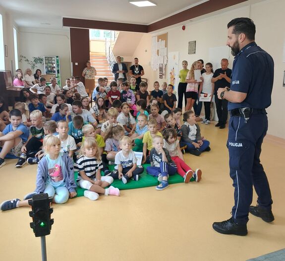 Policjant na spotkaniu z dziećmi
