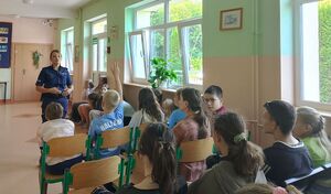 Policjantka na spotkaniu z młodzieżą