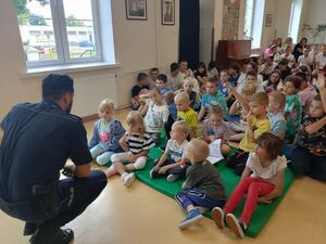 policjant rozmawia z dziećmi