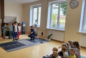 policjantka uczy dzieci przejścia przez pasy