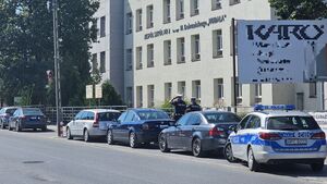 radiowóz zaparkowany przy szkole ipolicjanci patrolujący rejon szkoły