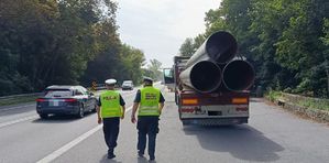 policjant idzie wzdłuż samochodu ciężarowego