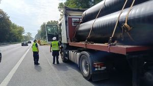 policjant rozmawia z kierowcą