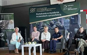 policjantka siedzi obok kuratora i psychologa