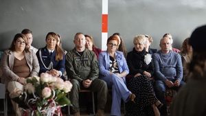 policjantka siedzi z innymi uczestnikami