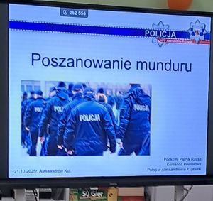 Tablica multimedialna-Poszanowanie munduru -zdjęcie stojących tyłem funkcjonariuszy