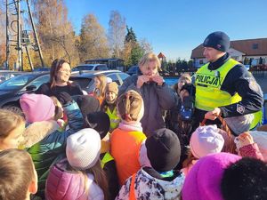 kobieta je cytrynę w otoczeniu dzieci