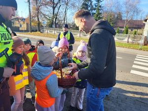 dzieci podają koszyk kierowcy