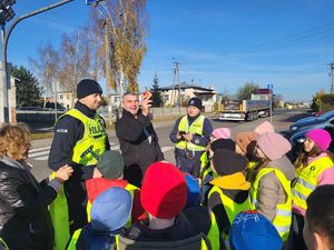 kierowca pokazuje do góry jabłko