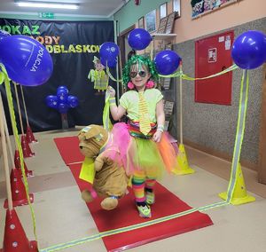 dziewczynka stoi na wybiegu