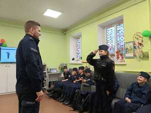 uczennica oddaje honor prowadzącemu