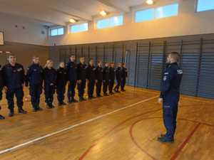 kadeci stoja w szyku przed prowadzącym