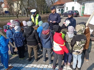 dzieci rozmawiają z policjantem