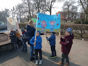 dzieci prezentują baner