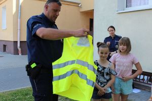 Policjant dał dzieciom elementy odblaskowe