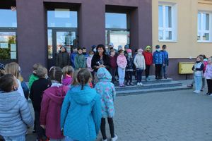 dzieci zgromadzone przed szkołą