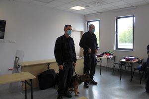 policyjni przewodnicy i pies opowiadają o swojej służbie