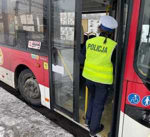 policjantka kontroluje autobus