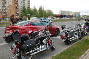na drodze stoi samochód i motocykle ridersów