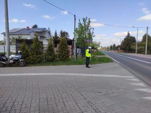 policjant zabezpiecza na drodze bieg piastowski