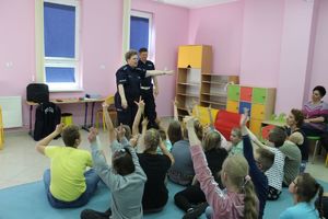 policjantka uczy dzieci jak rozróżnić rękę lewą od prawej