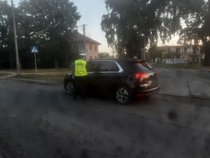 policjant kontroluje kierowcę pojazdu osobowego