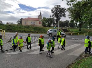 dzieci pokonuja przejście dla pieszych