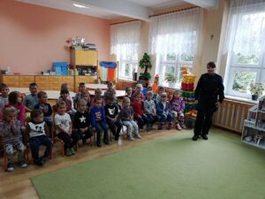 policjantka omawia zasady ruchu drogowego